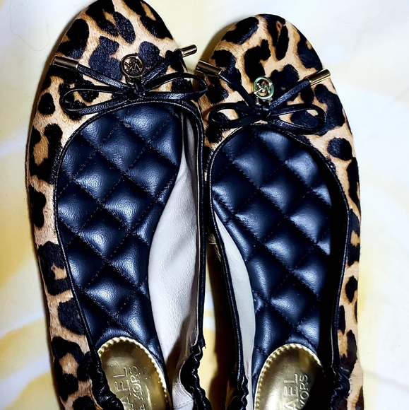 MICHAEL KORS ANIMAL PRINT FLATS SIZE 6.5 - Picture 4 of 7